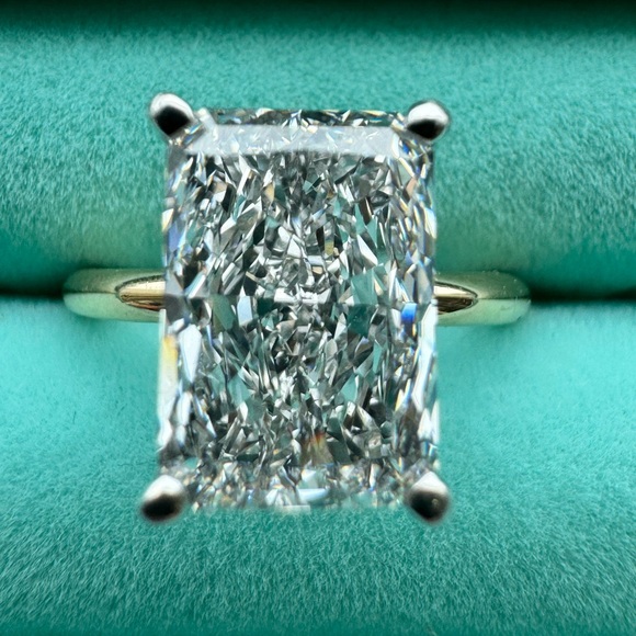 Exquisite 14k Yellow Gold Radiant Cut Lab-Grown Diamond Ring 4.04 CT - Picture 3 of 6
